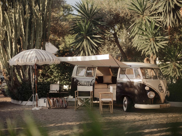 徜徉地中海風情:跟著雙 C 廂型車,展開一場 CHANEL Summer Tour!