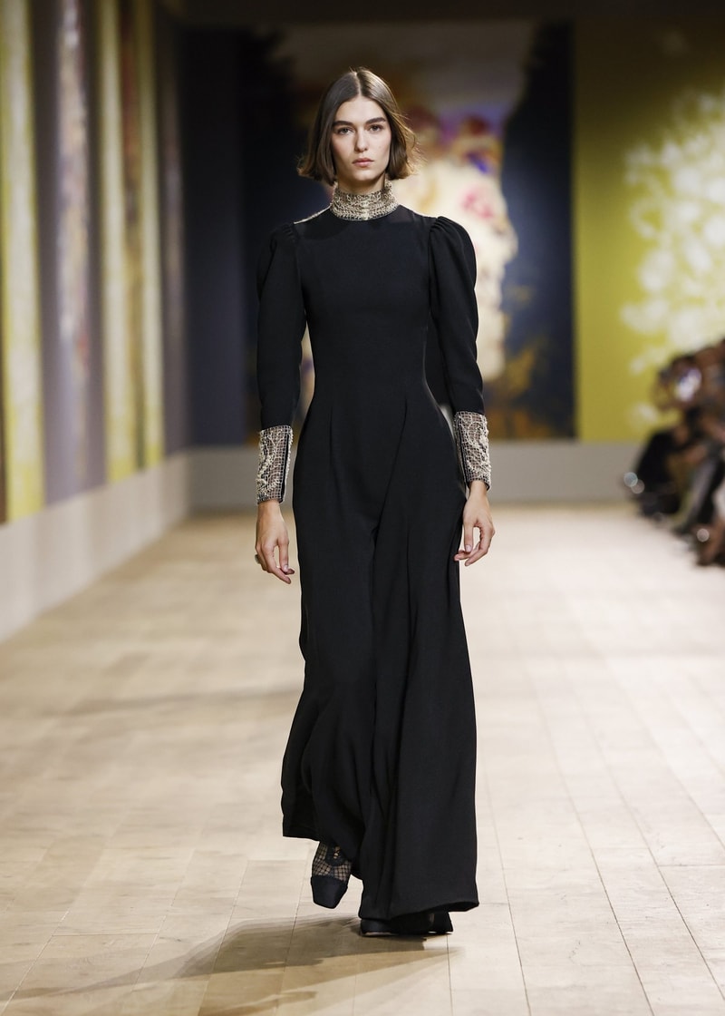 Dior 2022/23 FW Haute Couture show runway