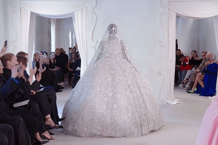 意外成話題：Balenciaga 高訂大秀壓軸新娘，走秀過程既美又真實！