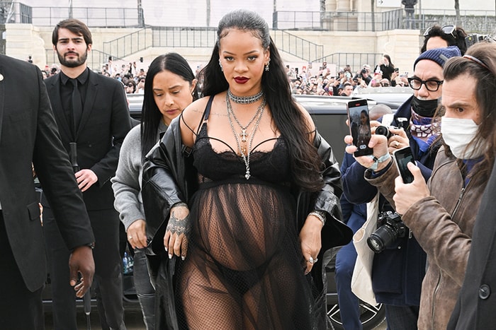 粉絲歡呼！睽違多年 Rihanna 終於將在超級盃 Super Bowl 舞台登場演出！