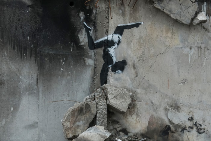 斷壁殘垣的力量:Banksy 新作品出現烏克蘭,響起一片掌聲!