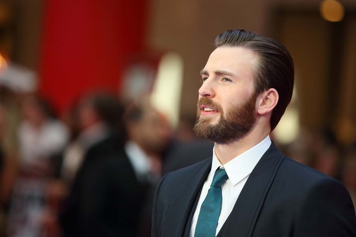 令人害羞的胸肌：Chris Evans 登上《People》封面，成為 2022 最性感男星 ！