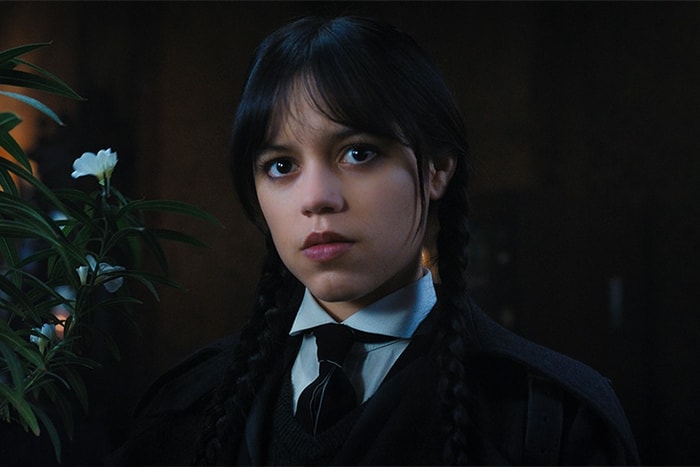 Wednesday 標誌性辮子竟然消失不見,Jenna Ortega 新髮型反而更有魅力!