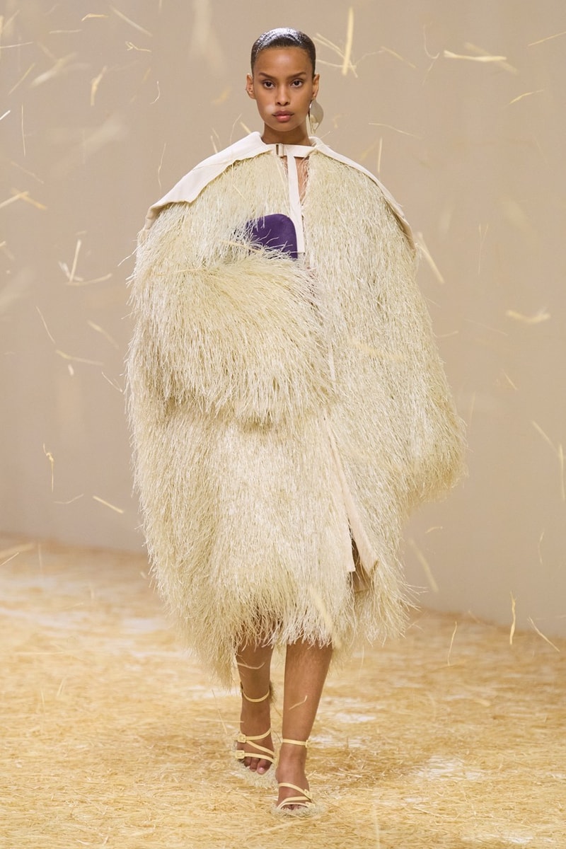 Jacquemus 重返巴黎：不只法式大草帽，「Le Raphia」大秀全新手袋登場！