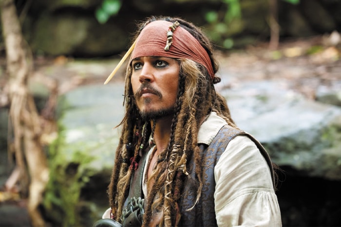 迪士尼也請不動的 Johnny Depp,竟然為了他再次穿起 Jack Sparrow 戲服拍片!