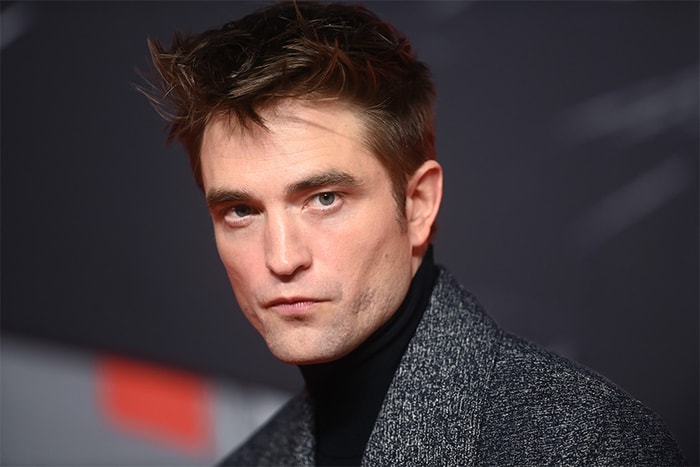 《上流寄生族》奉俊昊導演新作品釋出首支預告，把男神 Robert Pattinson 變成克隆人！