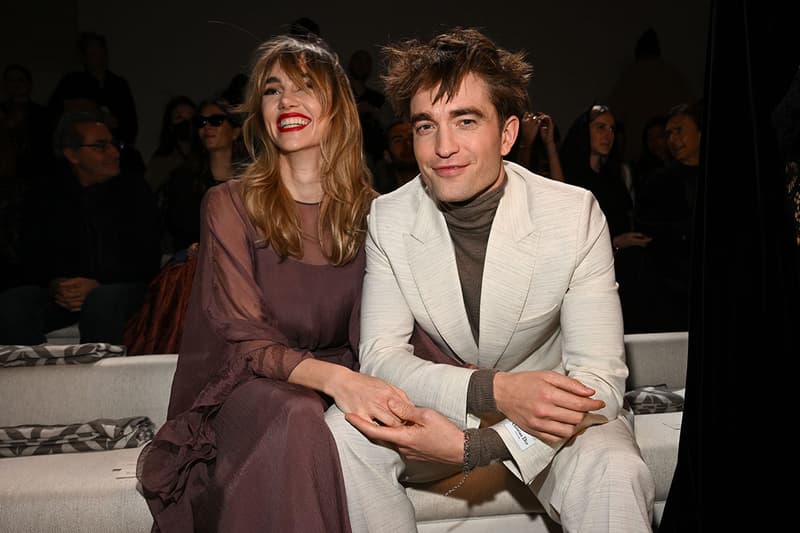 Robert Pattinson 首次牽手女友 Suki Waterhouse 現身 DIOR 男裝大秀 !