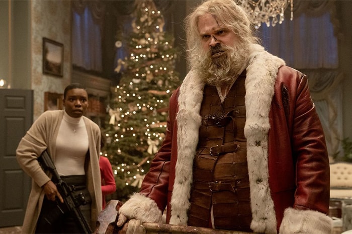 《怪奇物語》中的 David Harbour 由警長化身為暴力聖誕老人，為刻板節日電影帶來新花樣！