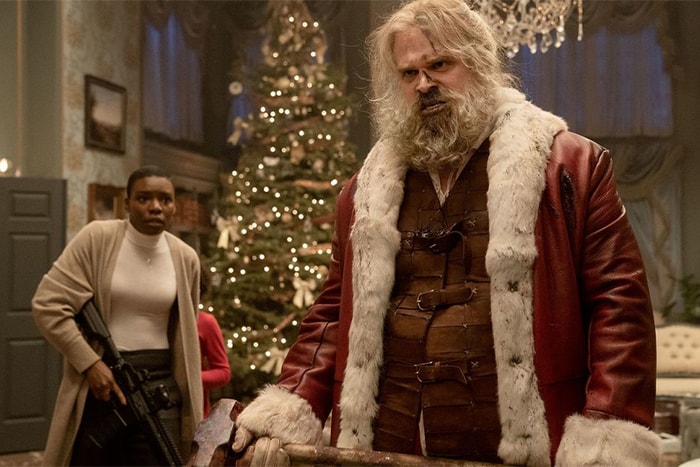 《怪奇物語》中的 David Harbour 由警長化身為暴力聖誕老人,為刻板節日電影帶來新花樣!