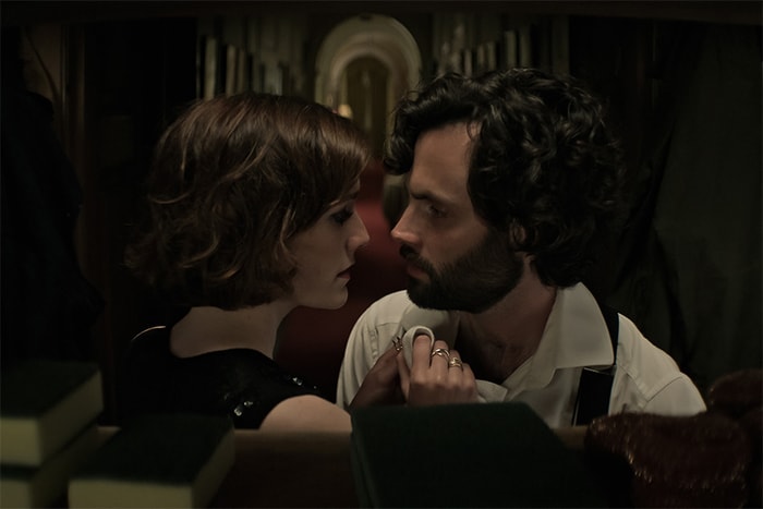 Netflix 劇集《YOU》第四季最新劇照正式出爐!神秘女主角終於登場,一次細看全部新角色!