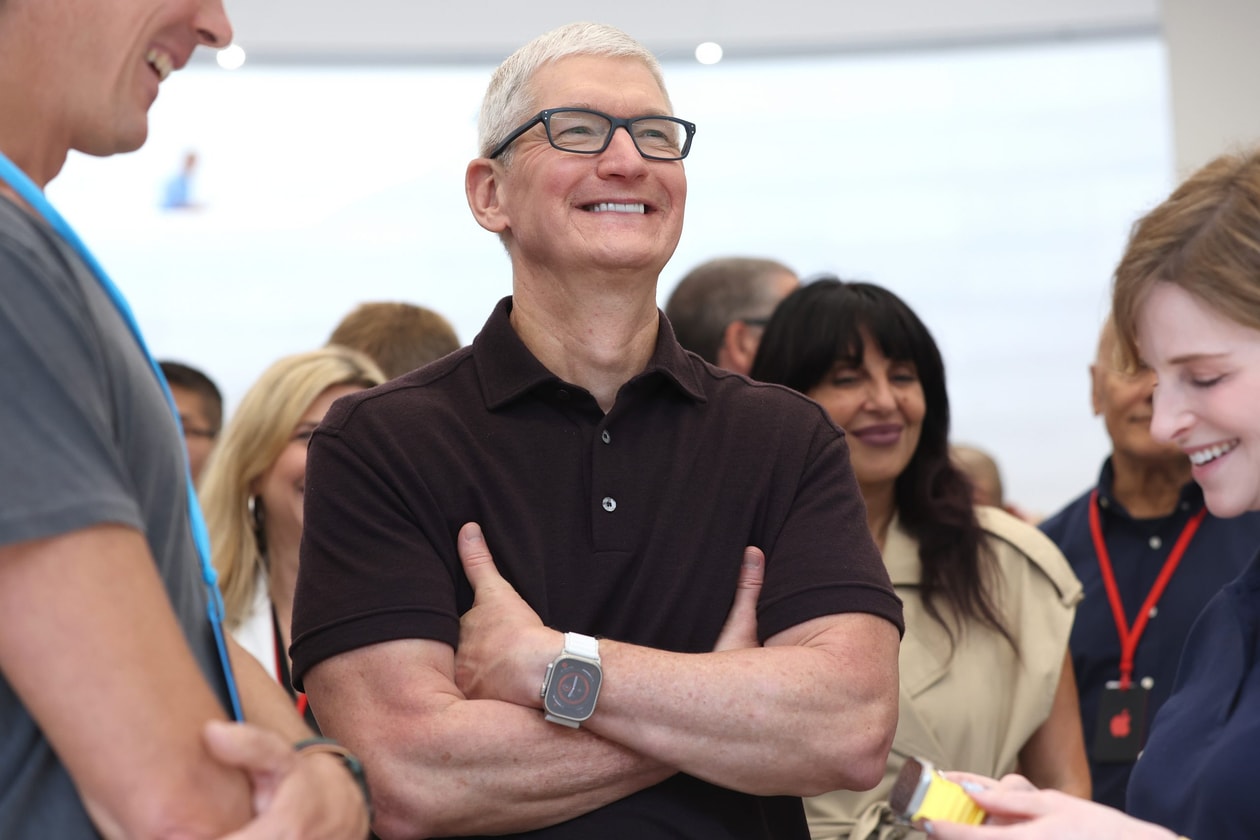 apple tim cook 40%  pay cut