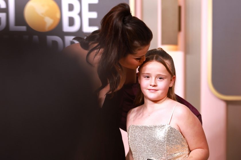 selena gomez golden globe warm stesister red carpet moment video 2023