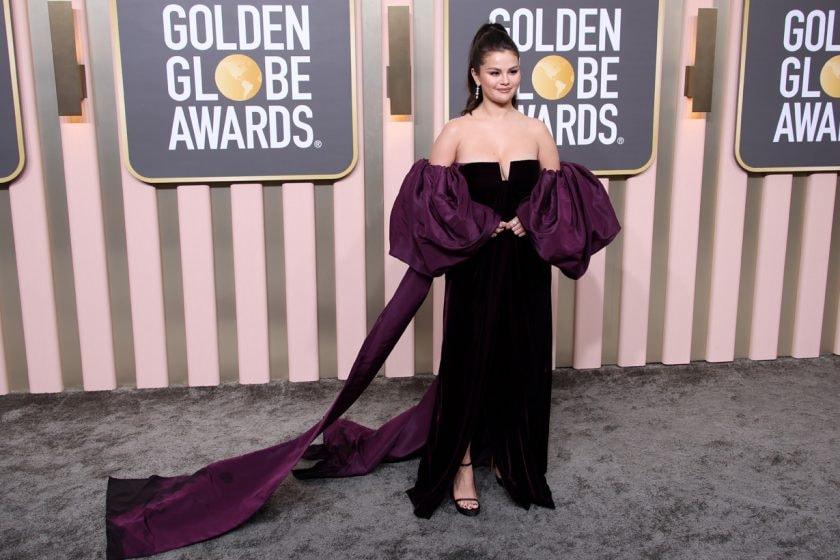 selena gomez golden globe warm stesister red carpet moment video 2023