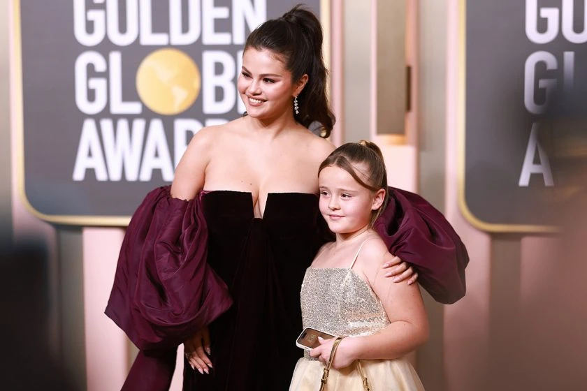 selena gomez golden globe warm stesister red carpet moment video 2023