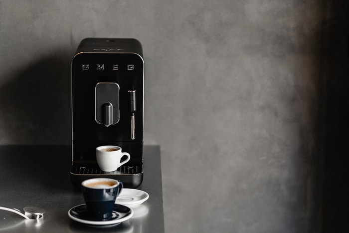 把家裡變成質感咖啡店：Smeg 咖啡機優雅美限量色，極簡控都要被攻陷！