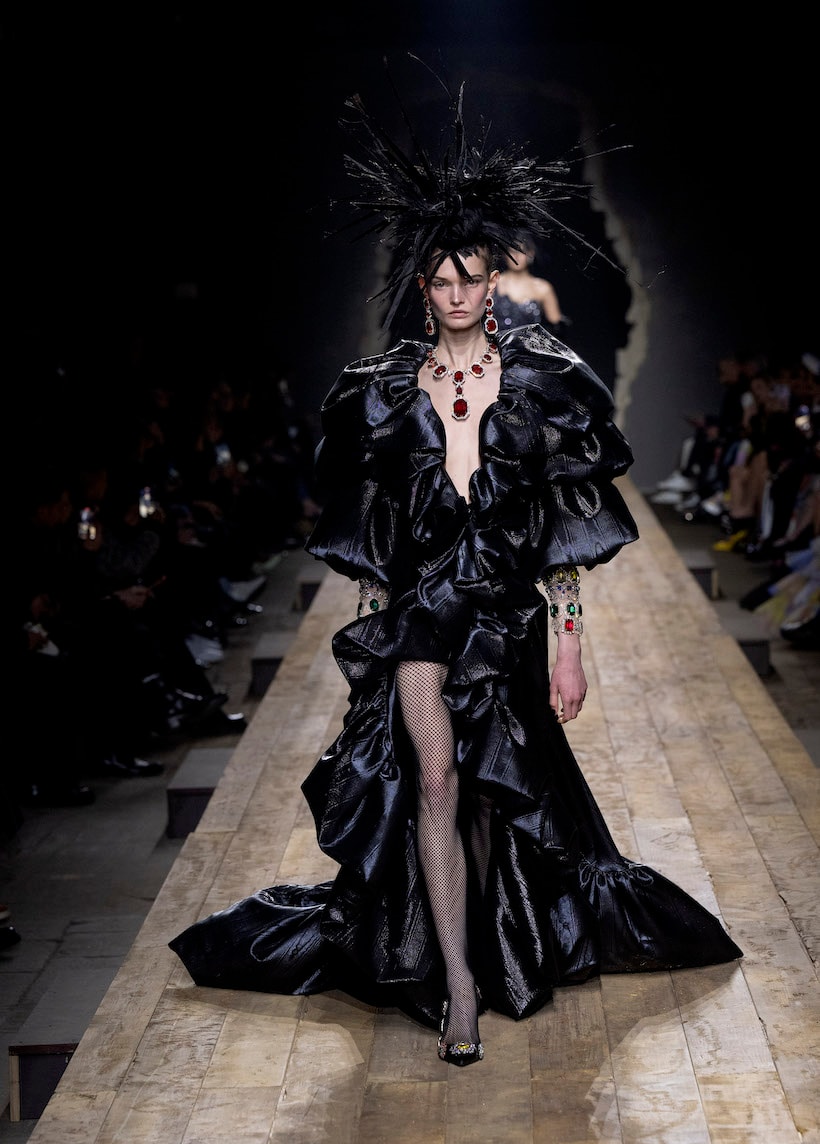 moschino milan fashion week 2023 fw details looks