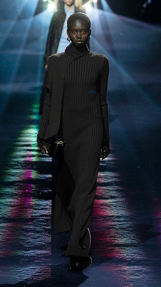 Fendi 2023fw fashion show runway