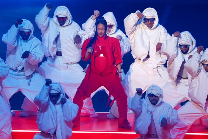 Rihanna 闊別舞台 4 年後，以全紅造型炸爆 Super Bowl 舞台，並宣布再次懷孕的喜訊！