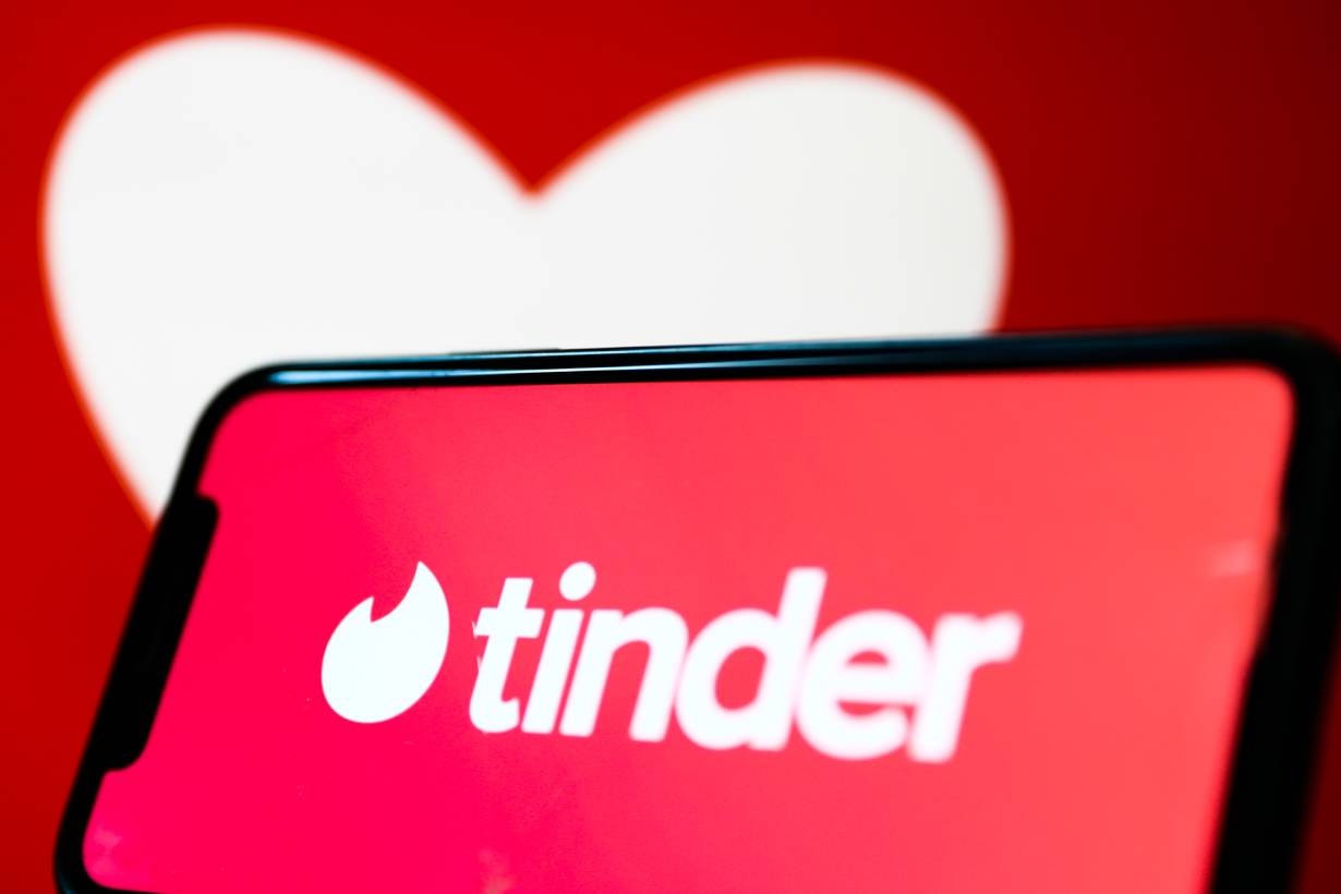 Tinder Gen Z 約會 Dating Situationship Tinder Trend Report 2022 野餐 沙灘 Y2K