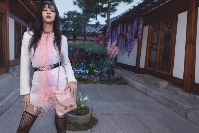 搶先看 Jennie 代言 Chanel 22 手袋的幕後照片,新款迷你尺寸的粉紅配色也太可愛了!