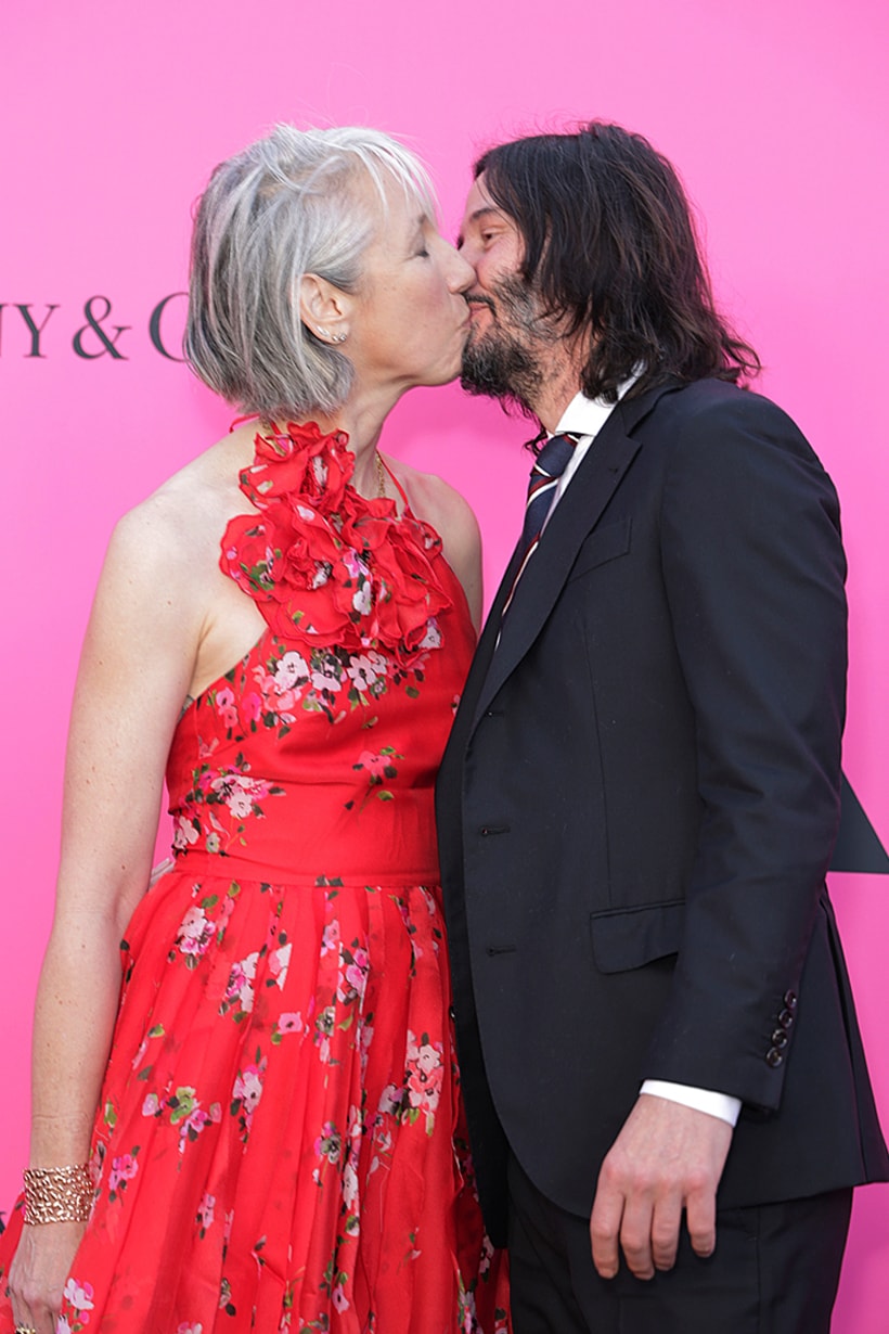 Keanu Reeves Alexandra Grant kiss MOCA gala couple goal 2023