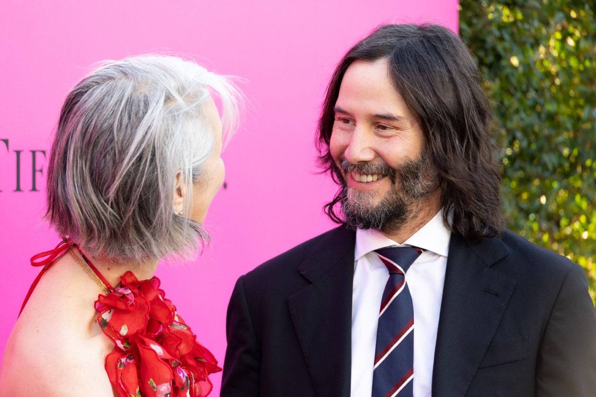 Keanu Reeves Alexandra Grant kiss MOCA gala couple goal 2023