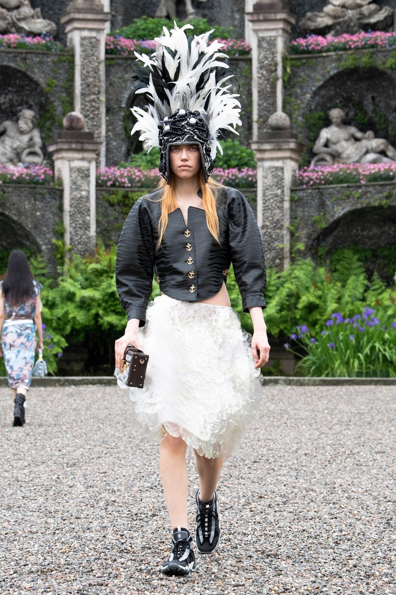 Louis Vuitton 2024 pre-spring fashion show runway