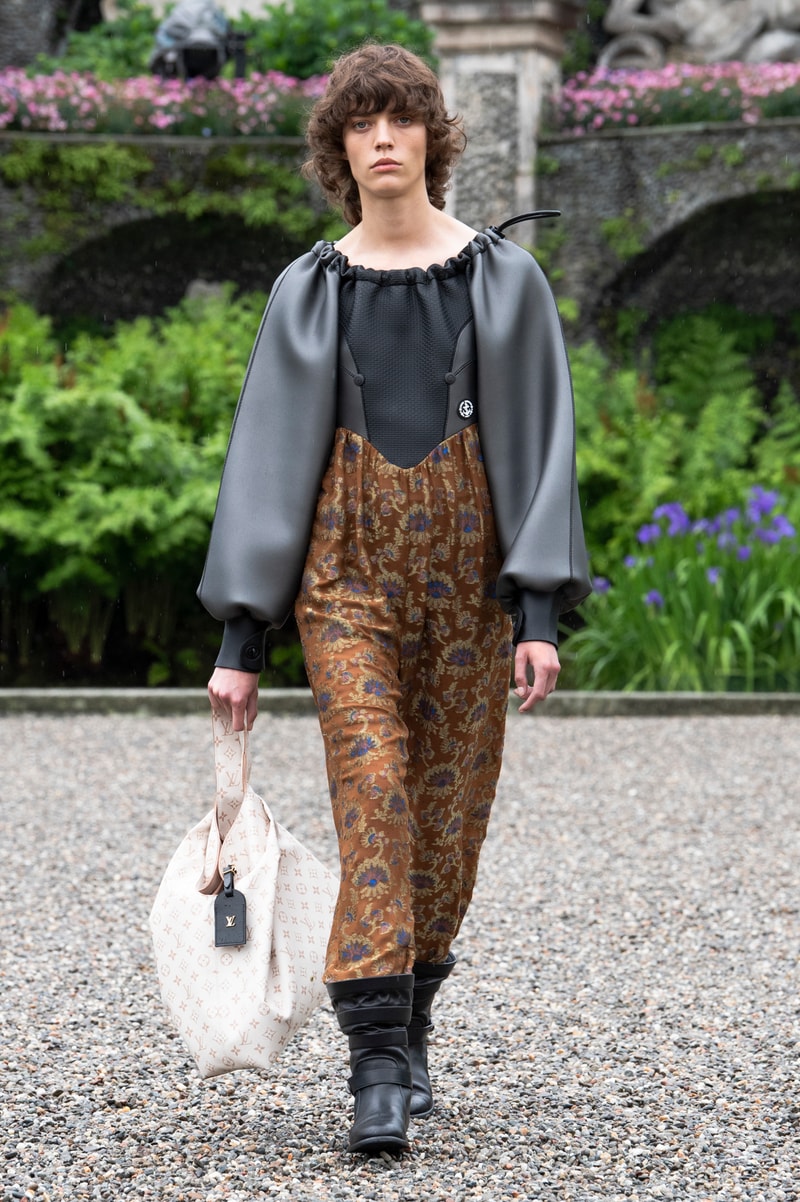 Louis Vuitton 2024 pre-spring fashion show runway