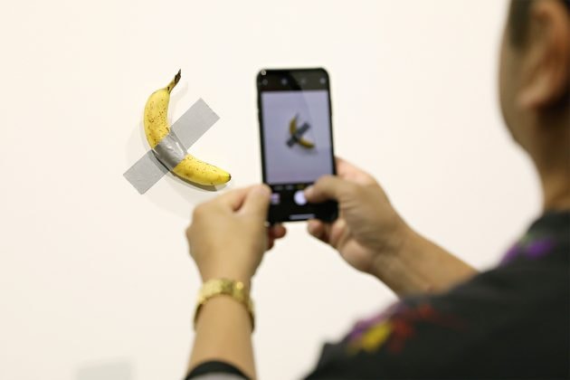 south-korean-student-eats-maurizio-cattelans-banana-sculpture-beacuse-he-is-hungry
