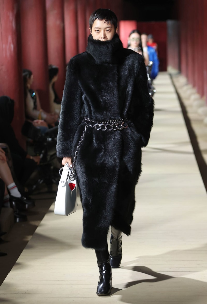 Gucci 2024 pre-spring fashion show runway 