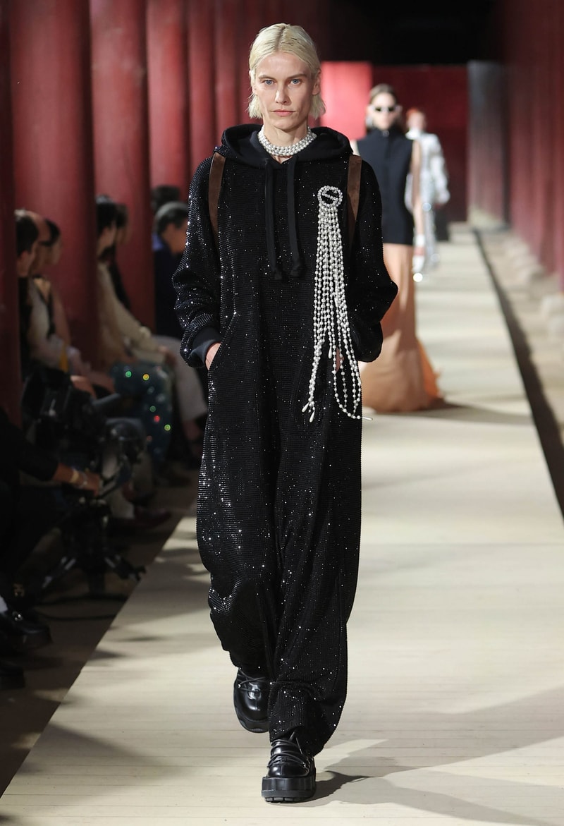 Gucci 2024 pre-spring fashion show runway 