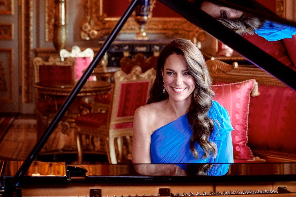 Kate Middleton 天生要當皇室：驚喜客串歐洲歌唱大賽，一襲 Jenny Packham 藍禮服彈琴... 這畫面太美！