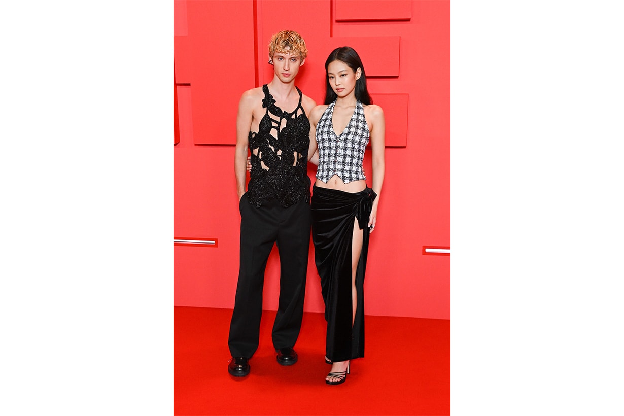 康城影展 Cannes BLACKPINK BLACKPINK Jennie CHANEL BLACKPINK Rosé Troye Sivan Alexander McQueen Saint Laurent Michelle Yeoh Balenciaga Gigi Hadid Jennifer Lawrence Dior Natalie Portman Johnny Depp Leonardo DiCaprio Coco Rocha Dolce&Gabbana DG Dua Lipa Celine Alexa Chung Prada Gemma Chan Louis Vuitton Stella Maxwell Versace Elle Fanning