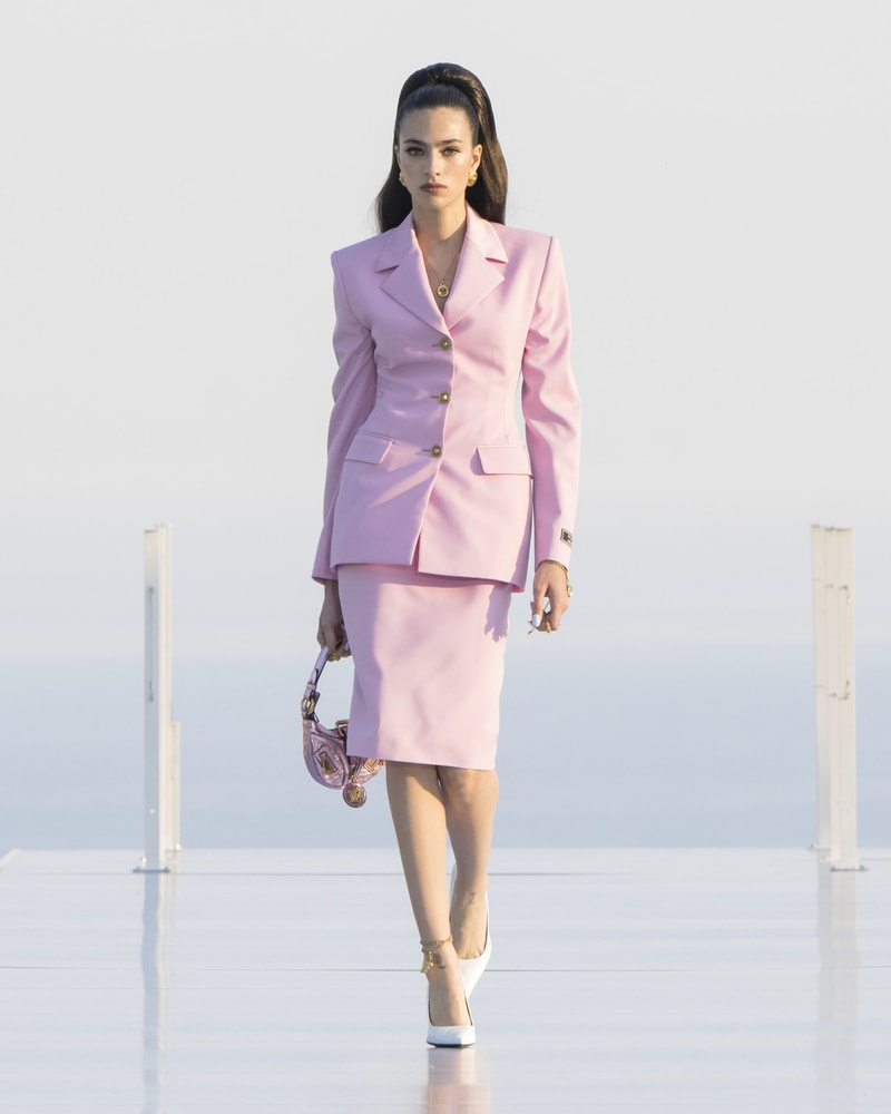 Dua Lipa Versace 聯乘系列 La Vacanza Crossover Runway Donatella Versace