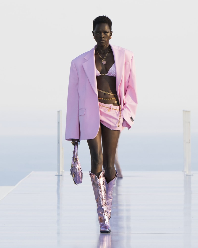 Dua Lipa Versace 聯乘系列 La Vacanza Crossover Runway Donatella Versace