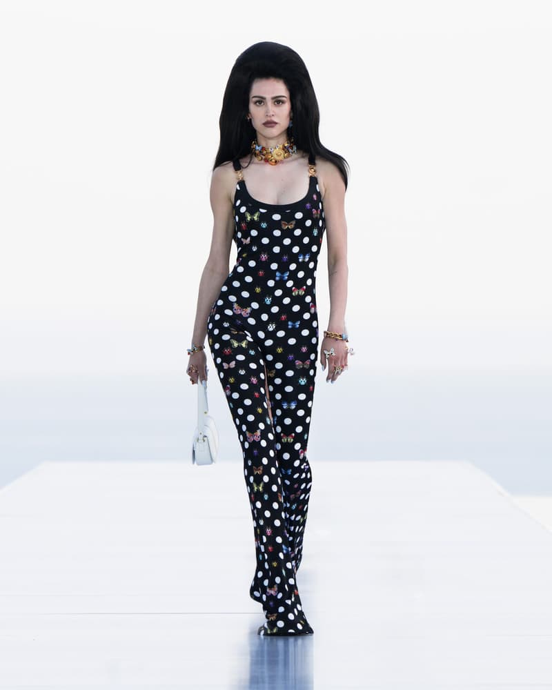 Dua Lipa Versace 聯乘系列 La Vacanza Crossover Runway Donatella Versace