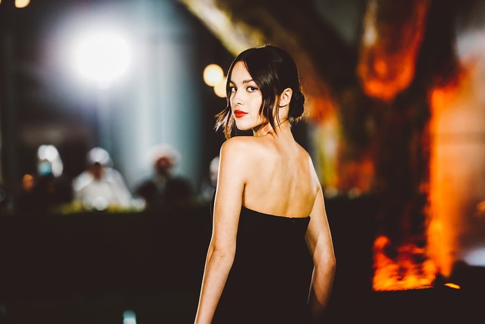 美國最強新人 Olivia Rodrigo 新專輯封面上,最惹人注目的是她手上那個!