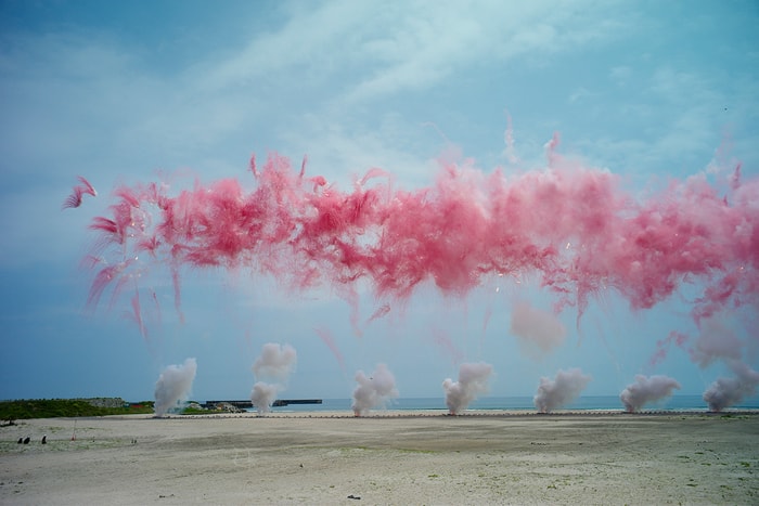 哀樂無名的煙火表演:Saint Laurent 與當代藝術家蔡國強,遊走黑暗到希望的一剎那