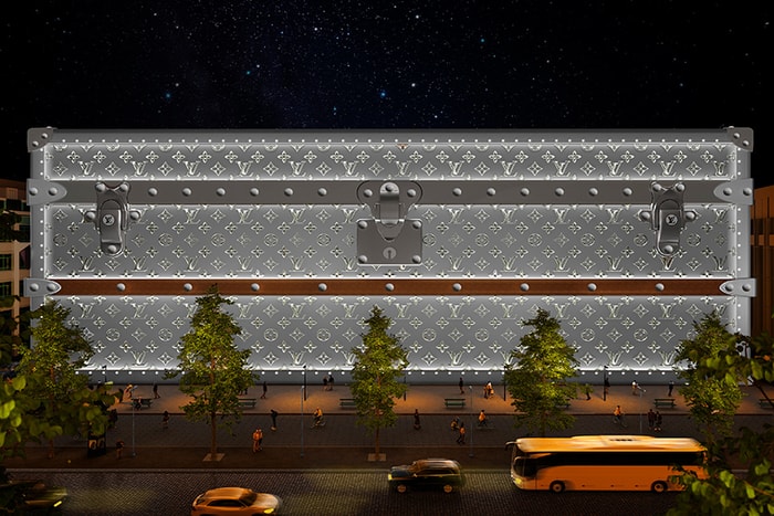 巴黎街頭出現巨大 Louis Vuitton 旅行箱!Monogram 圖騰下會是什麼?