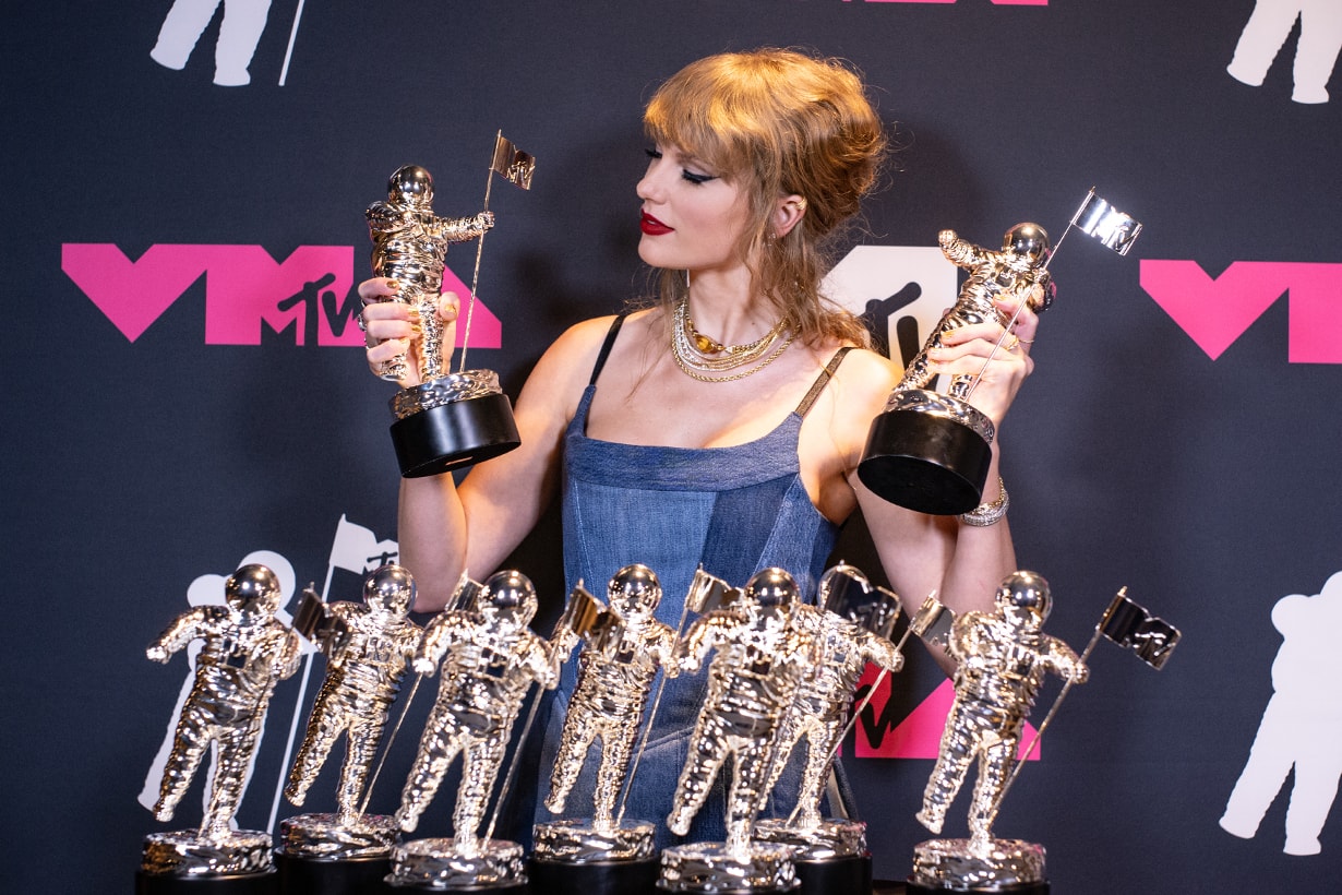 taylor swift MTV VMAs awards reaction under stage meme social media txt