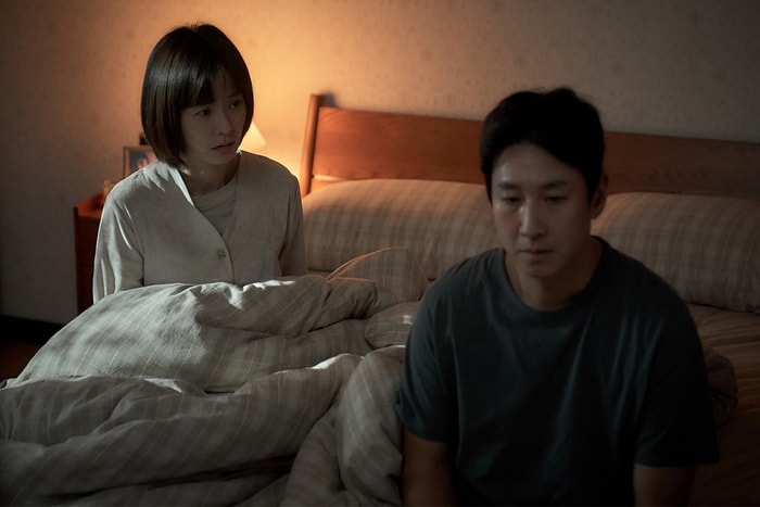 奉俊昊也大讚具突破性:由李善均、鄭裕美主演的《枕邊怪嚇》是今年最具話題性的驚慄電影