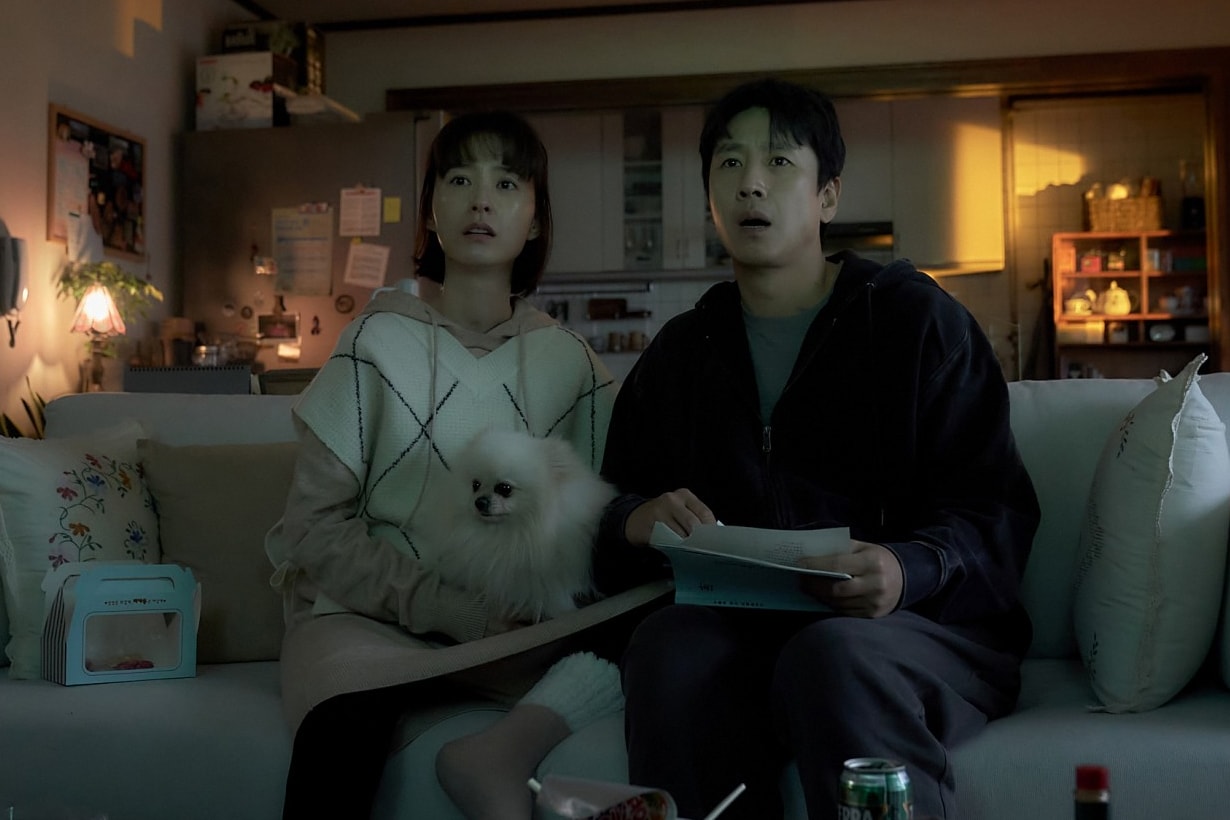 奉俊昊也大讚具突破性:由李善均、鄭裕美主演的《枕邊怪嚇》是今年最具話題性的驚慄電影