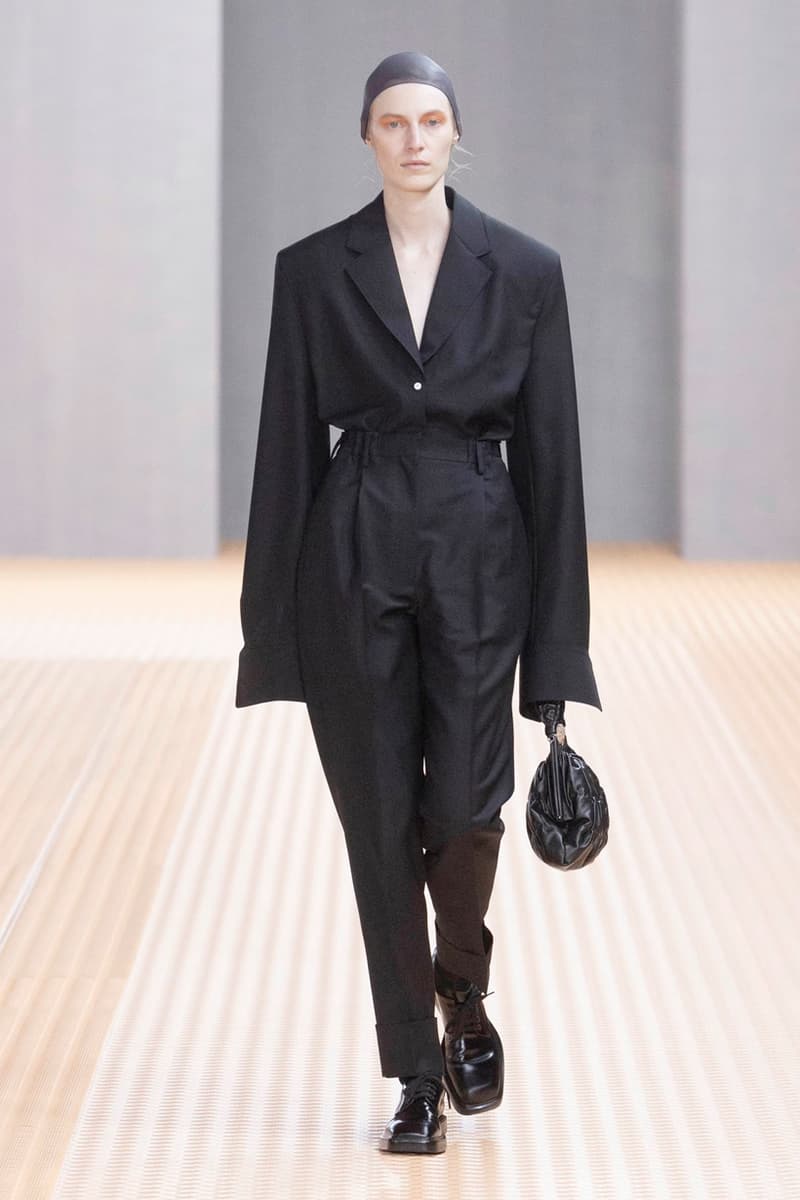 Prada 2024 春夏不能錯過的小亮點!手袋上的人臉是什麼故事?