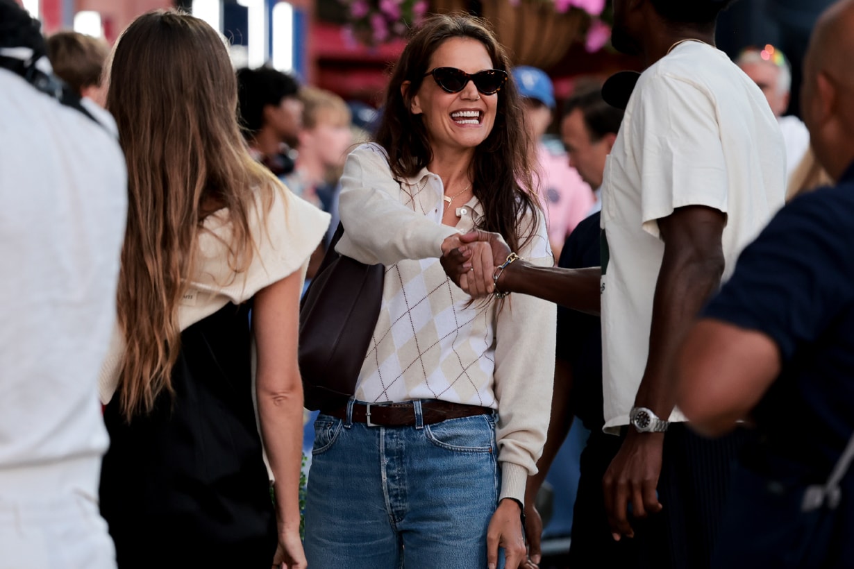 katie holmes knitwear styling tips casual look jeans tank top