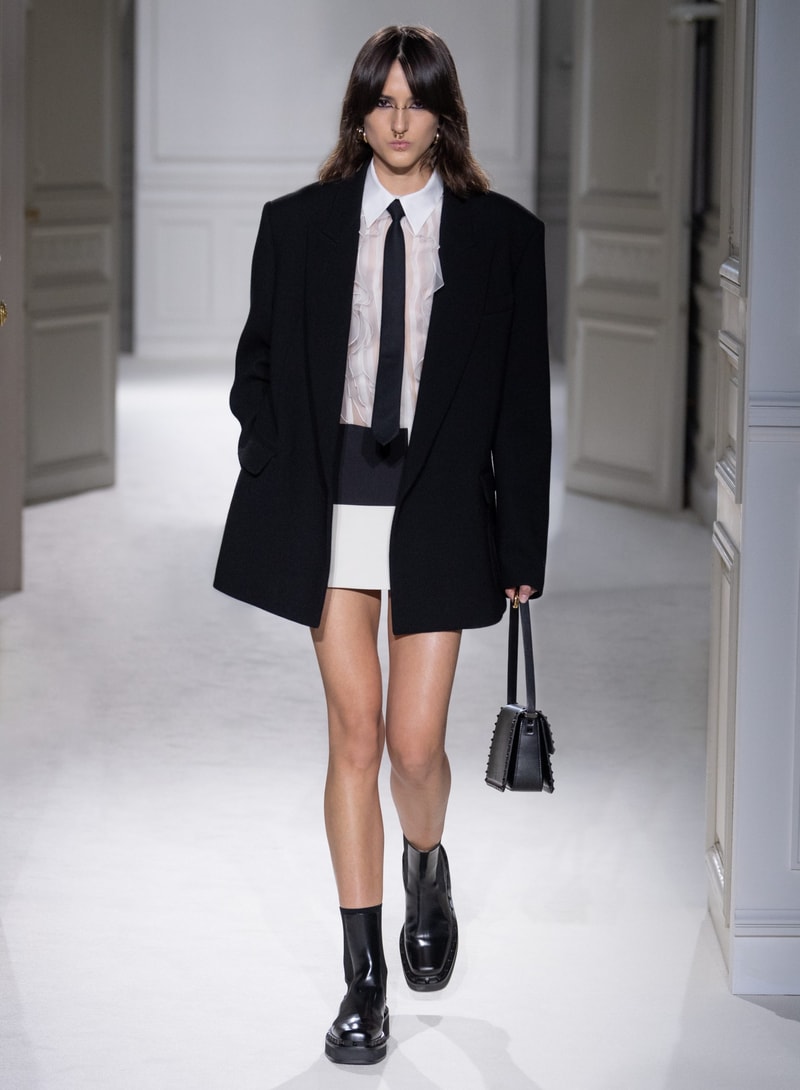 Valentino 2023 秋冬系列：打破「Black Tie」舊有規範，穿出不一樣的正裝