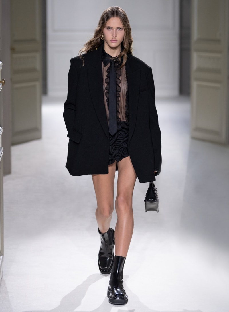 Valentino 2023 秋冬系列：打破「Black Tie」舊有規範，穿出不一樣的正裝