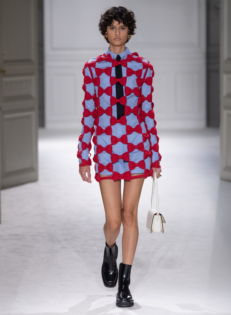 Valentino 2023 秋冬系列：打破「Black Tie」舊有規範，穿出不一樣的正裝