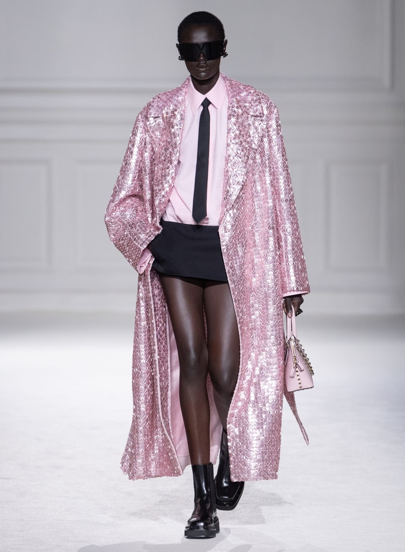Valentino 2023 秋冬系列：打破「Black Tie」舊有規範，穿出不一樣的正裝