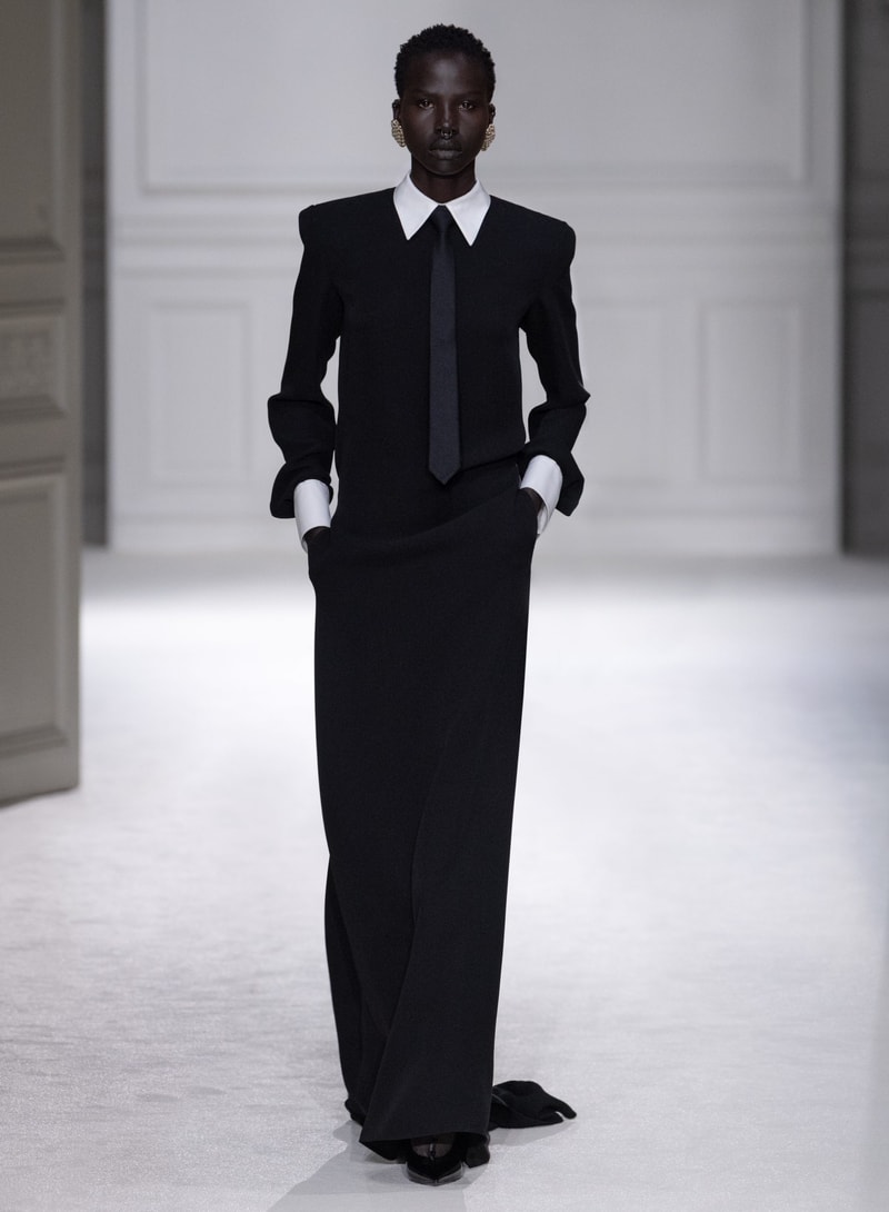 Valentino 2023 秋冬系列：打破「Black Tie」舊有規範，穿出不一樣的正裝