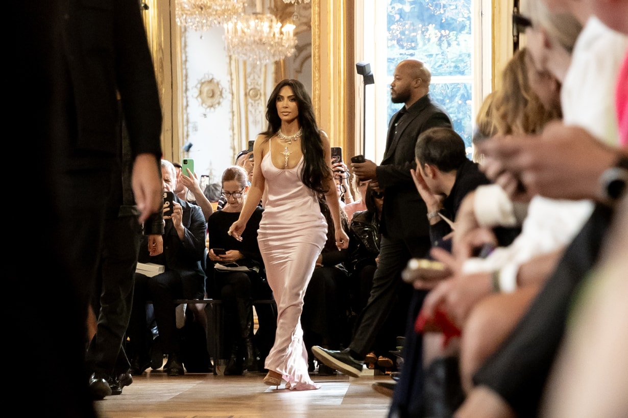 Kim kardashian late anna wintour victoria beckham paris fashion week